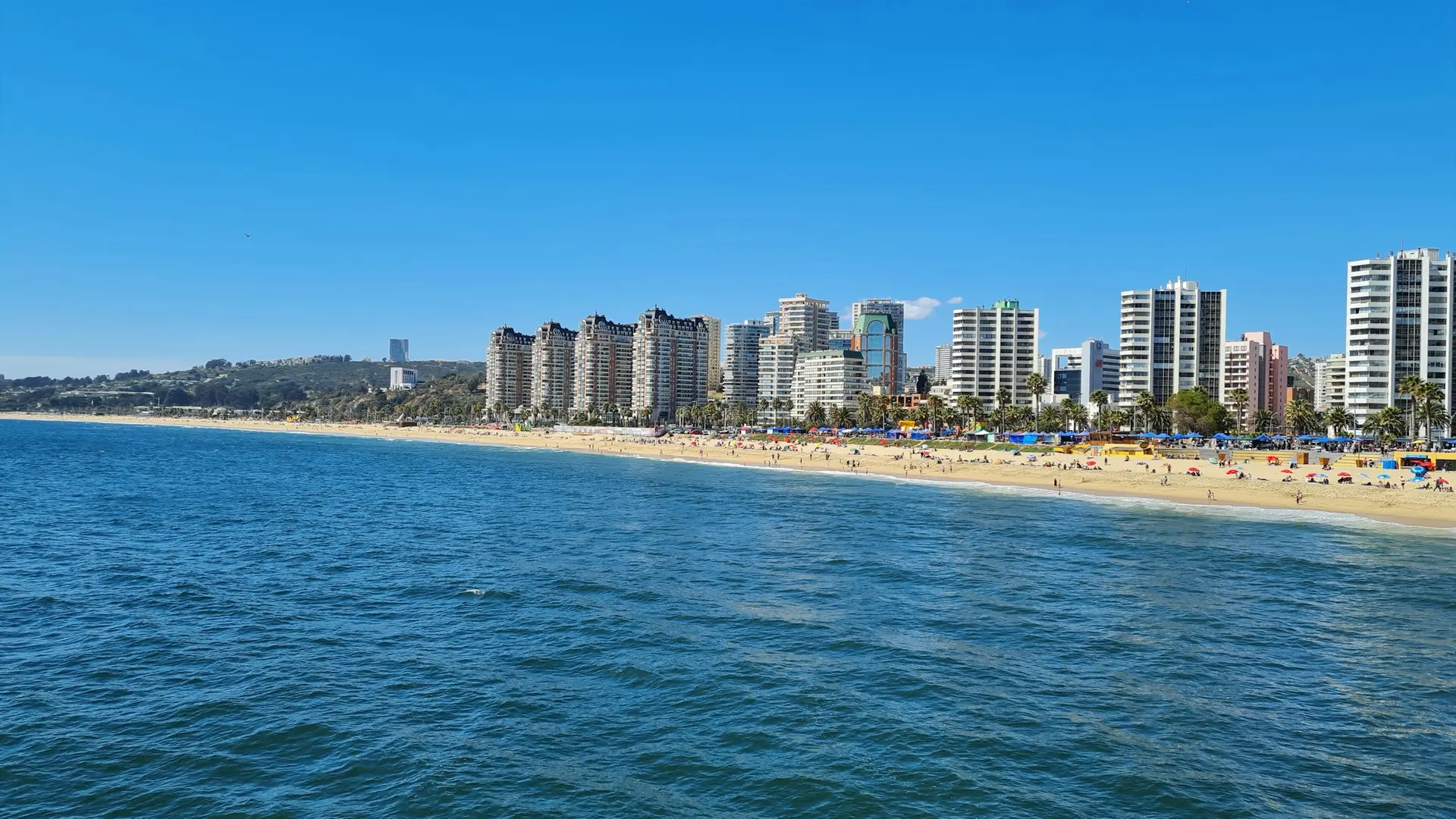 Playa con edificios residenciales frente al mar